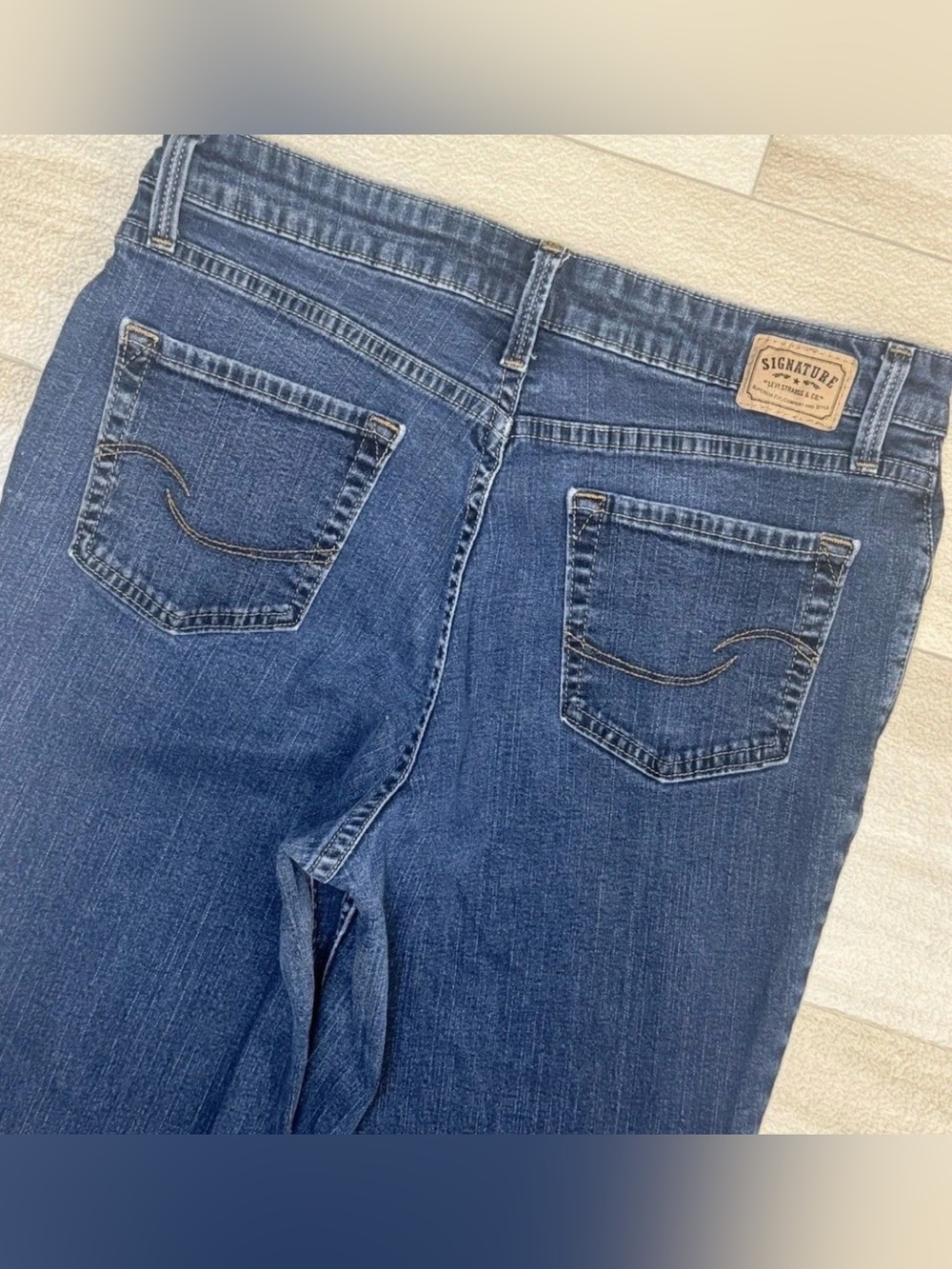 LEVIS Signature At Waist Bootcut Blue Jeans
Misses Size 12 Short (30x28.5) - Picture 5 of 9
